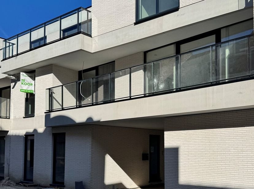 Op de 1ste verdieping van Residentie De Platse  bevindt zich dit recente (bouwjaar 2025) en instapklare appartement.<br />
Het appartement bestaat uit