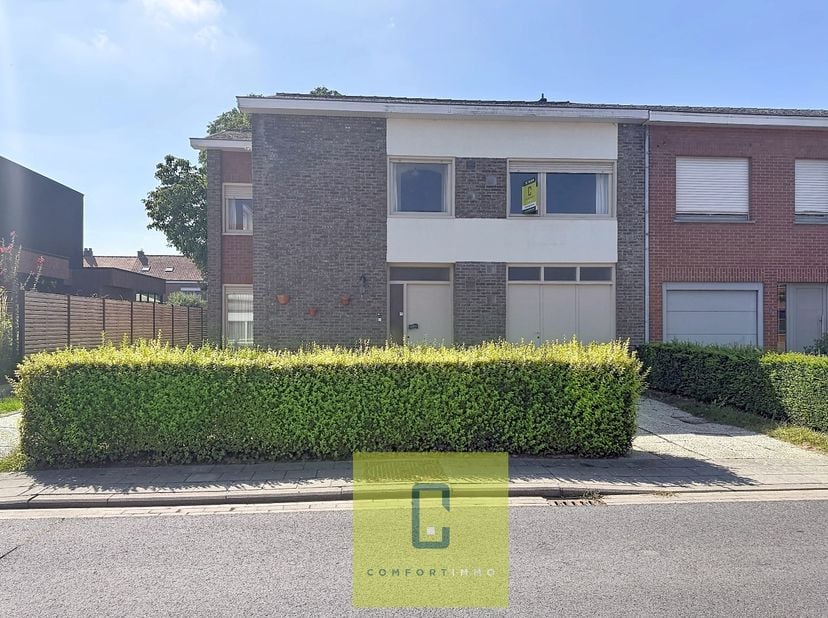 STARTPRIJS: <br />
Op zoek naar een ruime gezinswoning met potentieel in Oostkamp? Dan is deze halfopen woning in de Boomgaardstraat 12 zeker een bezo