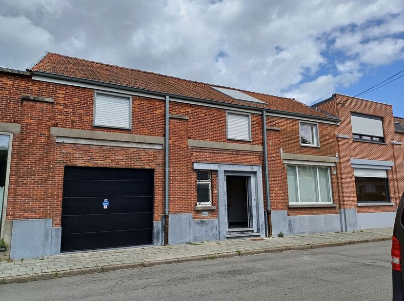 Ruime woning met garage<br />
<br />
Deze woning met veel potentieel is gelegen te Marke in een rustige straat nabij centrum.<br />
Totale bewoonbare