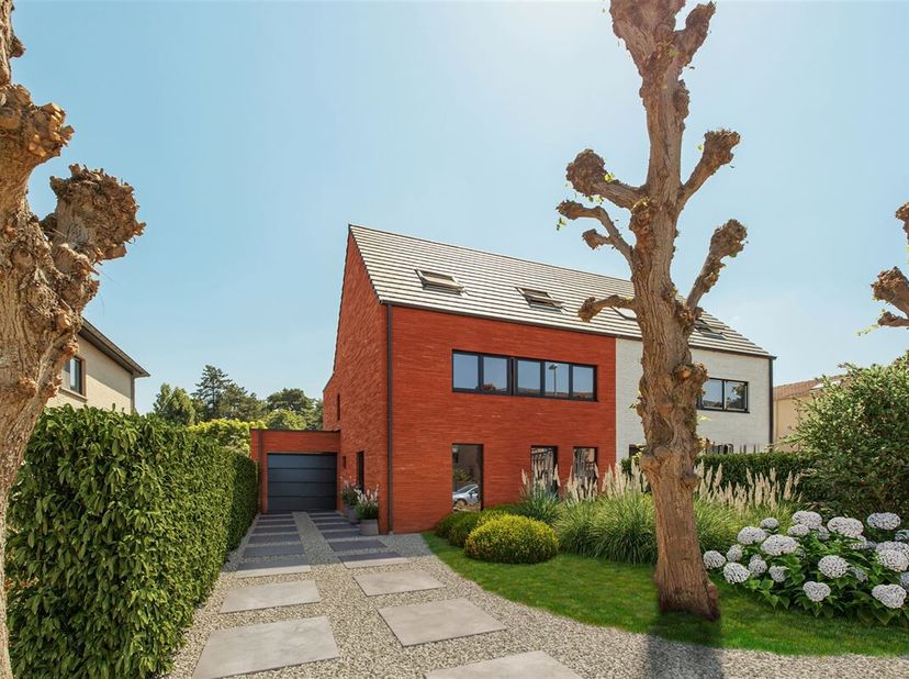 Cette maison BEN, actuellement en phase de finition et située dans une rue calme à sens unique, est idéale pour les télétravailleurs. Avec un garage d
