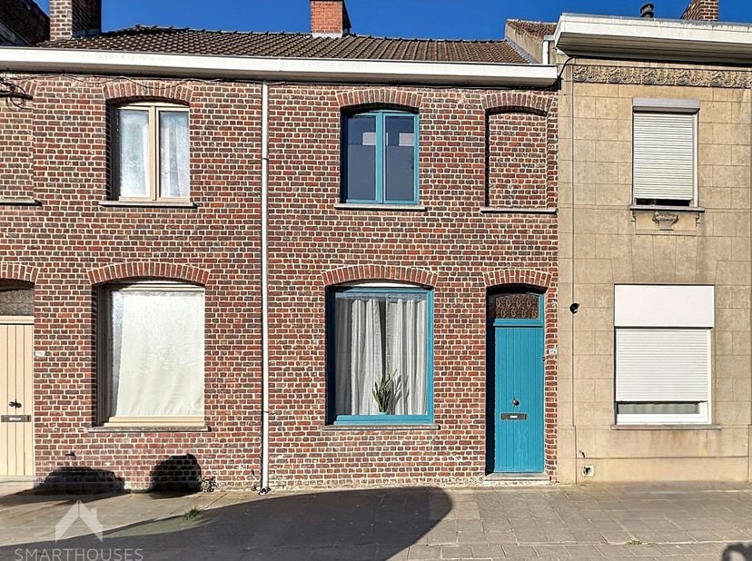 Op zoek naar een woning met potentieel én ruimte om jouw eigen stempel te drukken? Deze eigendom op een perceel van 552 m² heeft het allemaal. Je komt