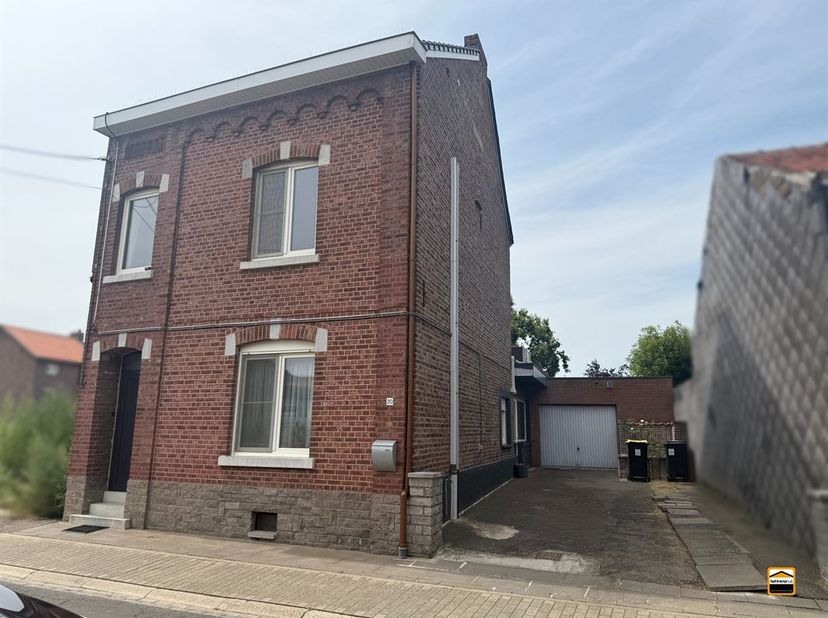 Gerenoveerde half open bebouwing met 4 slaapkamers, 2 badkamers, garage<br />
en zonnepanelen.EPC D - GEEN RENOVATIEPLICHT<br />
<br />
Deze gunsti