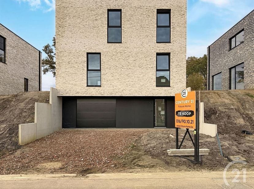 Deze woning van 288 m² heeft een kelder bestaande uit inkomhal, technische berging, garage, kelder- en tuinberging. Vervolgens op het gelijkvloers een