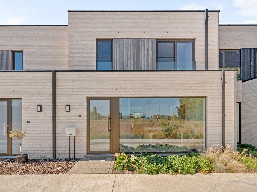 In het charmante Drongen, in het groene project 'Baarlekorf', bevindt zich deze knap afgewerkte woning. De woning is ontworpen met oog voor duurzaamhe