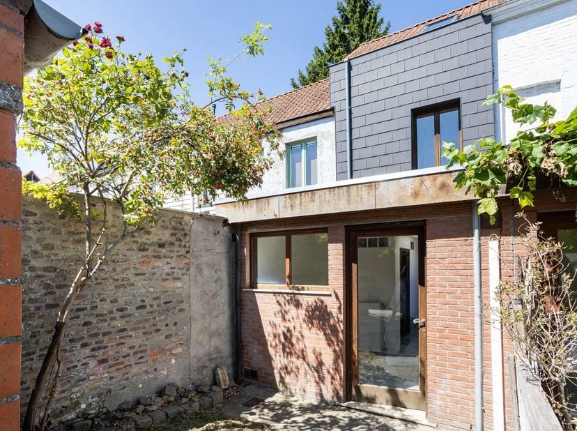 Ben je op zoek naar een instapklare woning met een rustige (autoluwe) ligging, maar toch vlak bij het centrum van Gent? Dan is deze gezellige stadswon