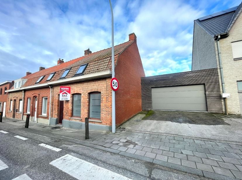 Gezellige instapklare woning te koop in het centrum van Zonnebeke. het pand is modern gerenoveerd en beschikt over een grote tuin, terras en verzicht.