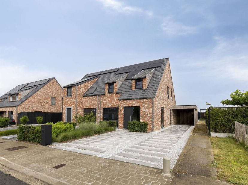 Deze instapklare woning combineert comfort, ruimte en een rustige ligging nabij Ieper. Dankzij de praktische indeling en moderne voorzieningen is dit