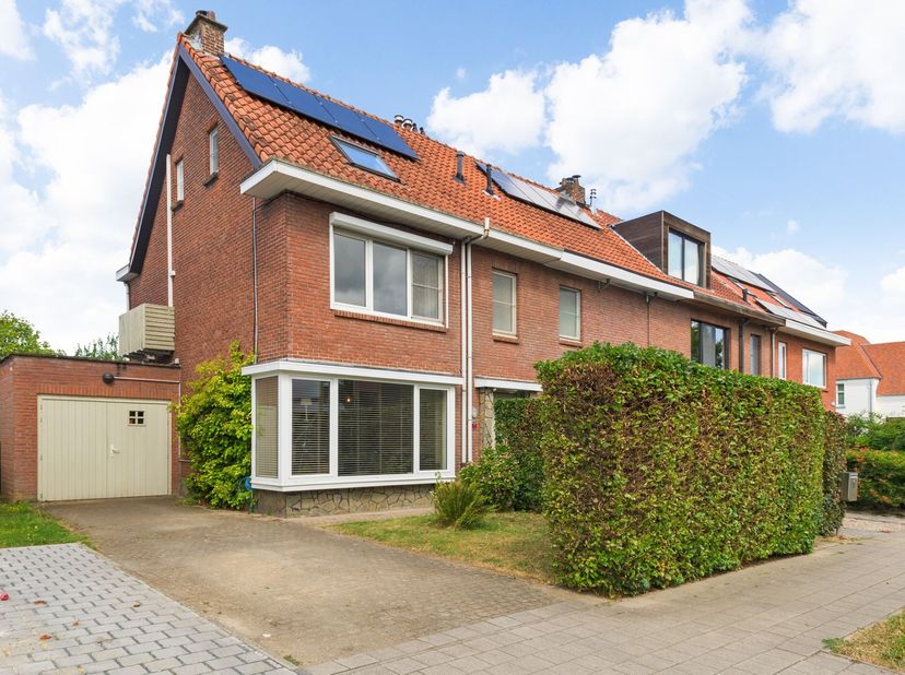 Maison familiale semi-ouverte rénovée avec 4 chambres, idéalement située à Hove !<br />
Situation : Située dans le quartier très prisé de Bloemetjesw