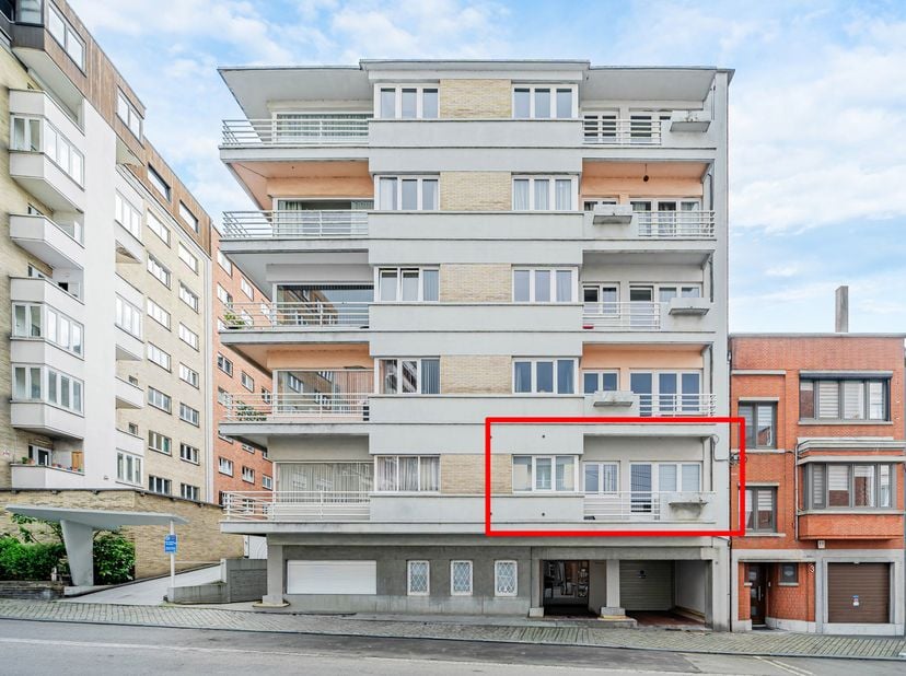 Appartement une chambre idéalement situé entre le Quai de Rome et Fragnée, au 1er étage d’une résidence sécurisée avec ascenseur.<br />
Il se compose