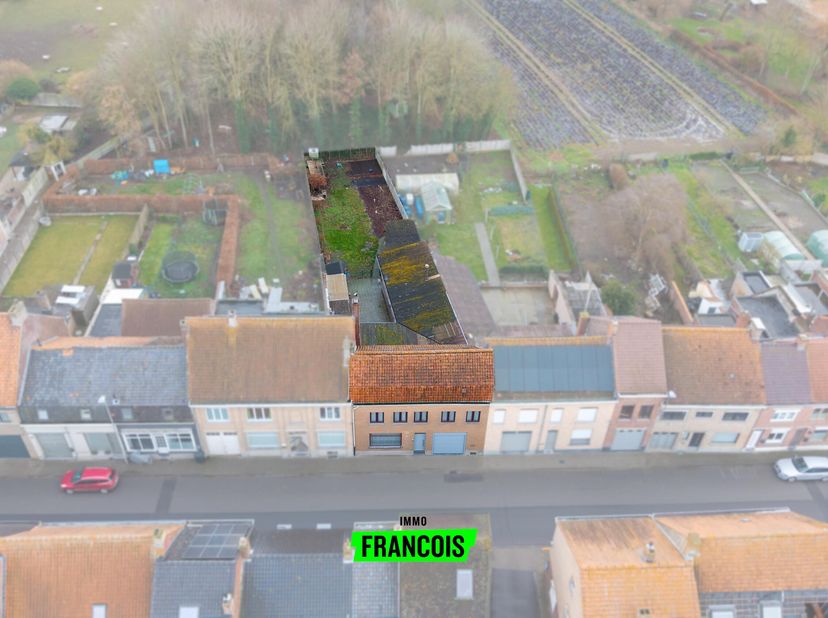 Bent u op zoek naar een ruime, instapklare woning te koop in Beveren-aan-de-Ijzer? Deze verrassend grote gezinswoning met maar liefst 227 m² bewoonbar