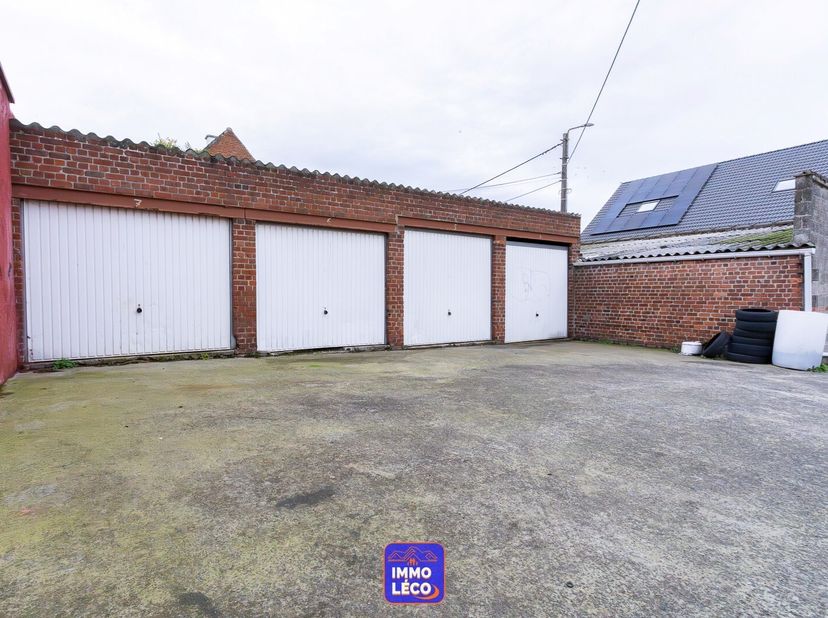 Garage individuel standard pour une voiture,<br />
Situé entre la rue du Blanc-Pignon et la rue du Nouveau-monde,<br />
Proche du centre-ville  !<br /