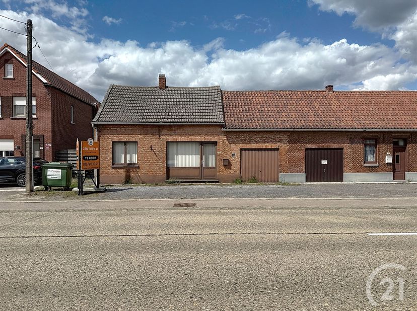 Te renoveren hoeve te koop!!<br />
<br />
 Je komt de lichtrijke leefruimte meteen binnen. Verder heb je een ruime keuken, garage, 2 slaapkamers ber