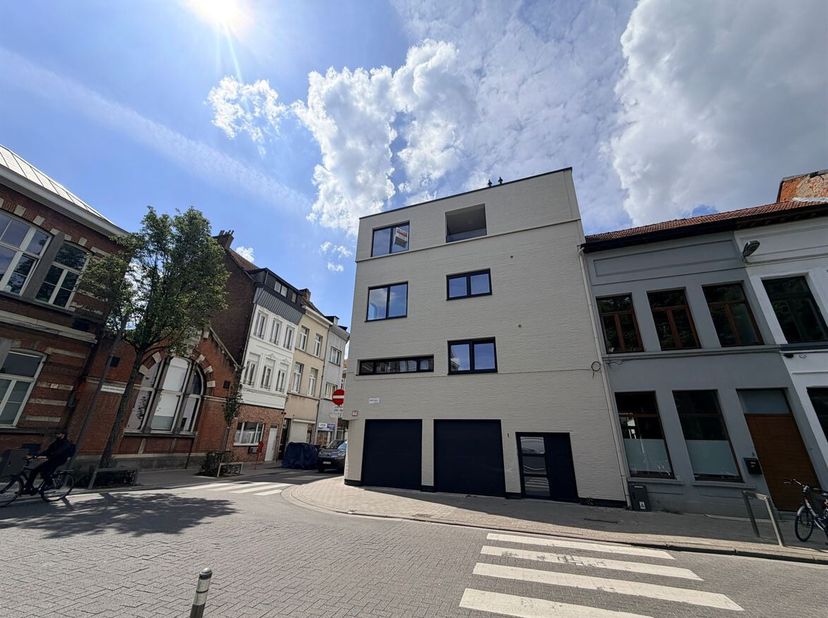 Ruim 1 slaapkamer appartement met gezellig terras!<br />
Ligging: Gelegen in de Seefhoek, vlakbij winkels, horeca, invalswegen en openbaar vervoer.<br