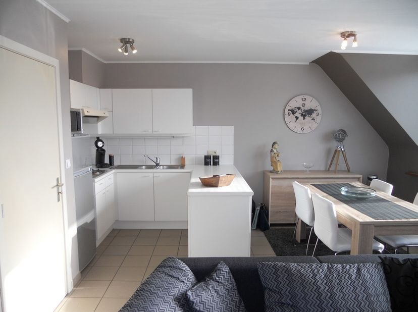 Lichtrijk appartement met 1 slaapkamer in een rustige buurt van Oostakker<br />
Op de tweede verdieping bevindt zich dit lichtrijke en gezellige appar