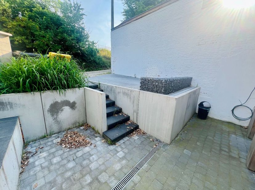 Deze rijwoning werd gerenoveerd met respect voor de authentieke elementen. De woning is gelegen in het gezellige Hoegaarden. Alle lokale benodigdheden