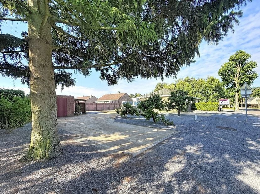 Deze gelijkvloerse woning is gelegen te Mol-Wezel, een rustige straat in een groene omgeving.<br />
Het perceel heeft een oppervlakte van 1010 m².<br