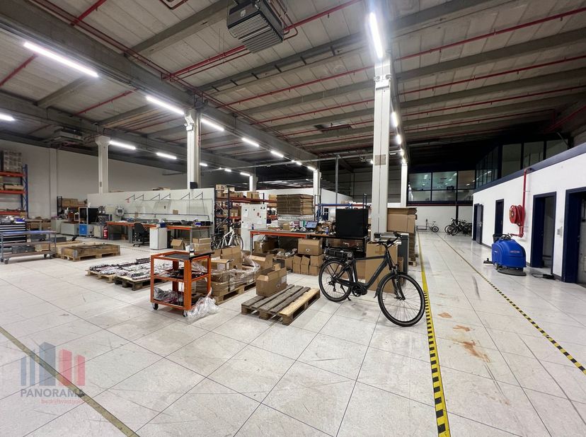 Logistiek magazijn met een oppervlakte van 1.407 m² in combinatie met 103 m² kantoor te huur. Strategisch gelegen op een boogscheut van Antwerpen en B