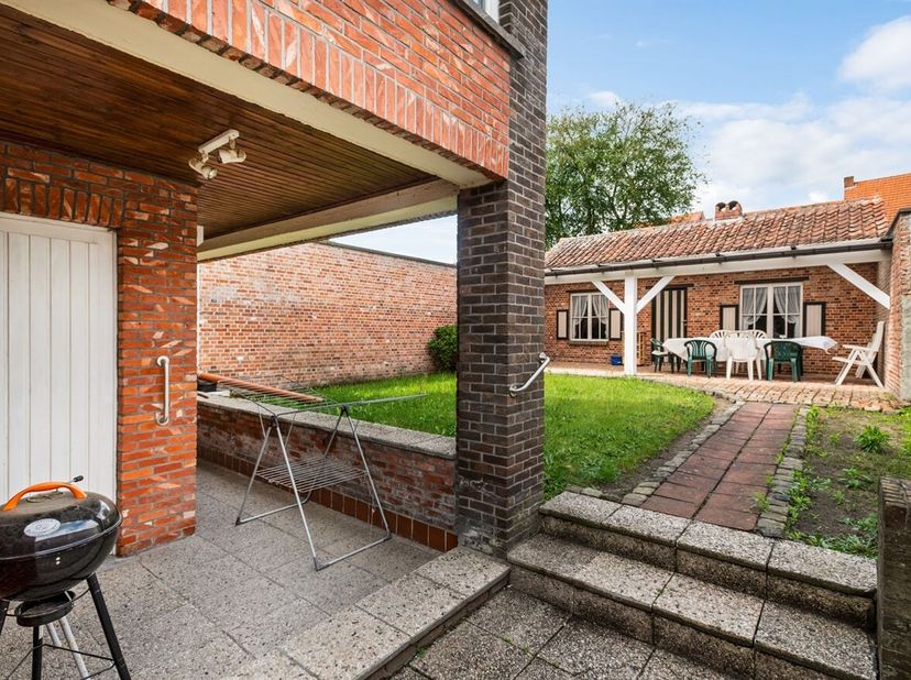 In de winkelstraat van Beerse, bieden wij u een handelspand aan met tuin en een aparte toegang naar de verdieping.<br />
De grondopp. bedraagt ca 480