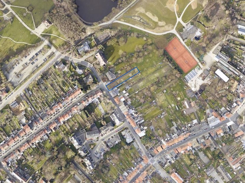 PARCELLE DE TERRAIN<br />
<br />
Terrain situé en partie dans une zone résidentielle et en partie dans une zone de loisirs de jour. 944 m².