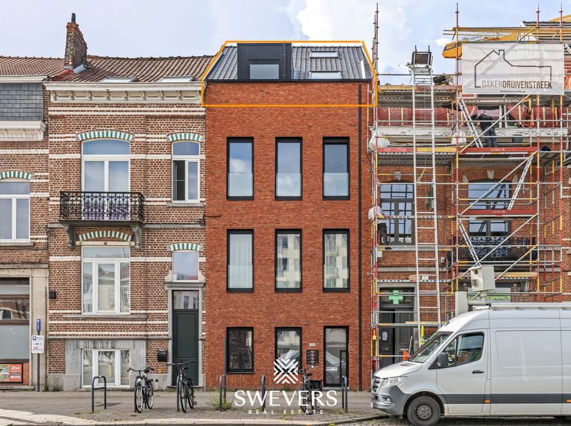 Voor meer info en fotos, surf naar www.swevers.be  Op de derde verdieping van een verzorgd gebouw aan de Erasme Ruelensvest in Leuven bevindt zich dit
