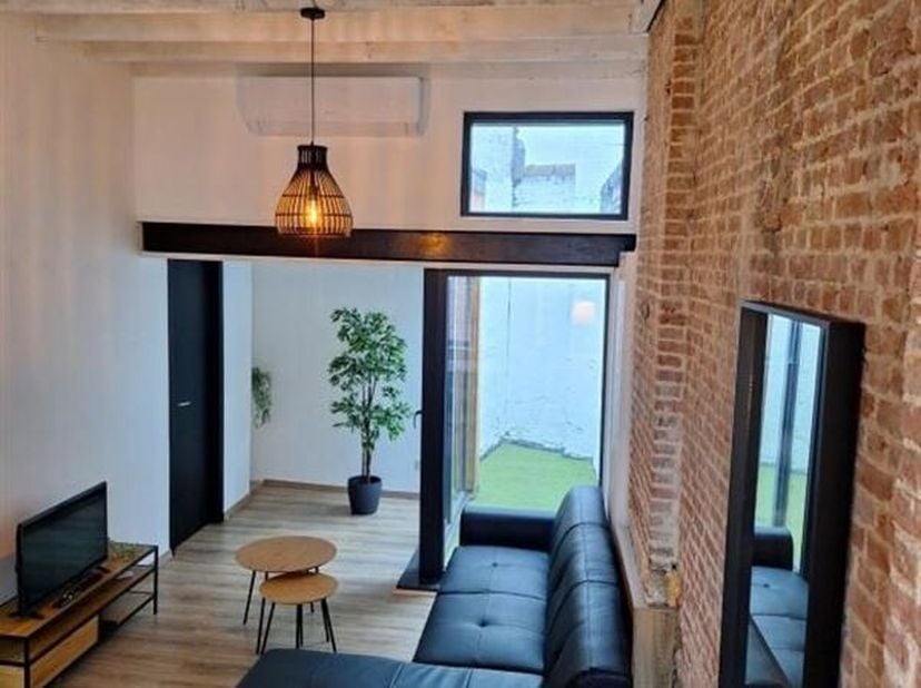 Op amper 50 stappen van de gezellig drukke Grote Markt, ligt deze in 2024 gerenoveerde woning. In het stadscentrum is een grote garage met afstandsbed