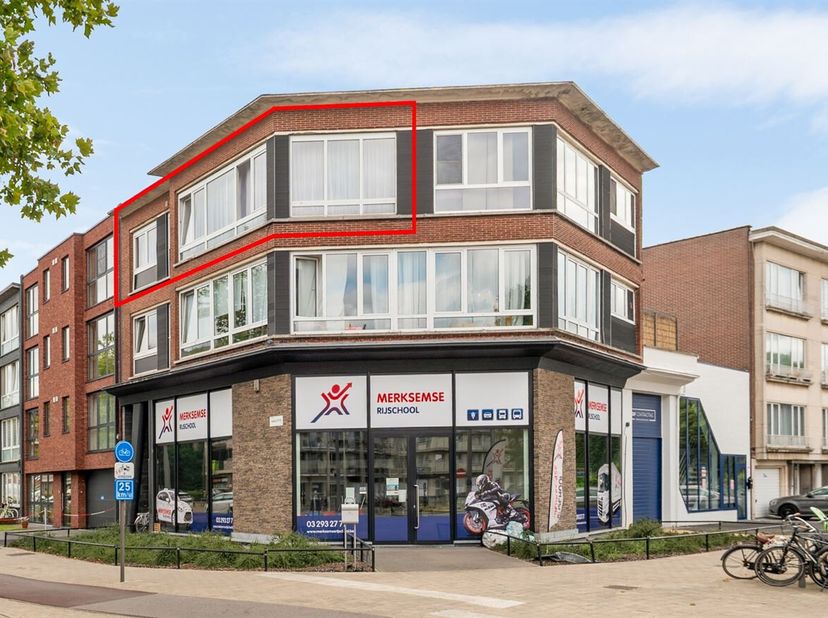 Ligging:<br />
Dit instapklare gerenoveerde appartement is gelegen in de Dascottelei te Deurne, op een uitstekende locatie nabij winkels, scholen, ope