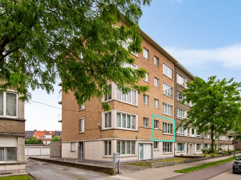 Zeer centraal gelegen appartement op de 1eV in een gebouw met LIFT, vlakbij alle winkels, scholen en het openbaar vervoer.&amp;nbsp; Dit appartement bevin