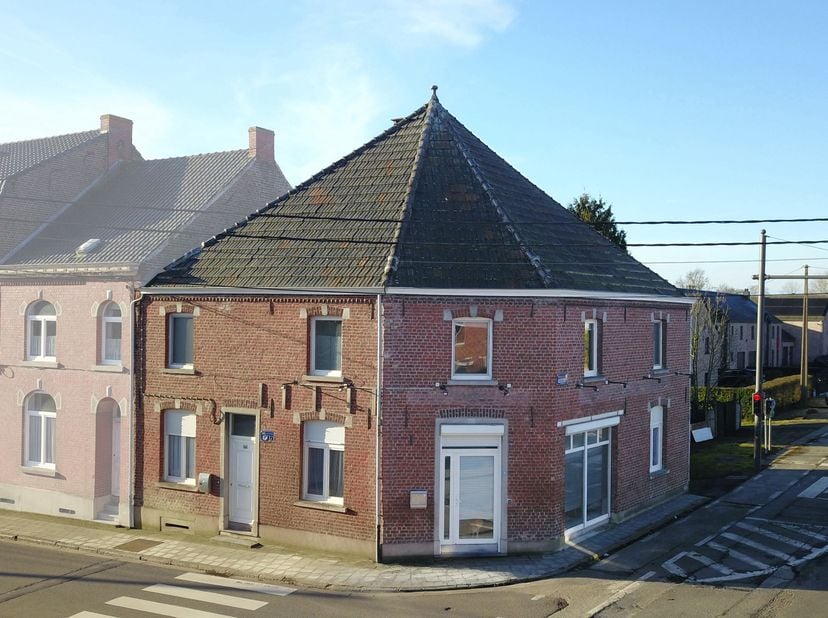 Cet immeuble à taille humaine, composé de deux appartements indépendants, constitue une opportunité rare et sécurisante pour un investissement locatif