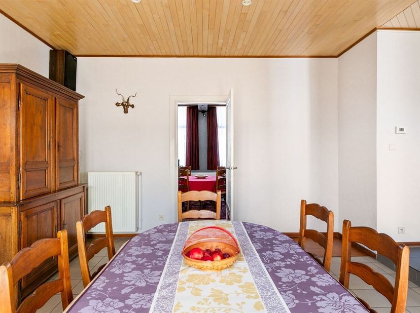 Deze ruime gezinswoning biedt comfort, licht en volop mogelijkheden. <br />
De inkomhal beschikt over een praktische wasruimte en gastentoilet en leid