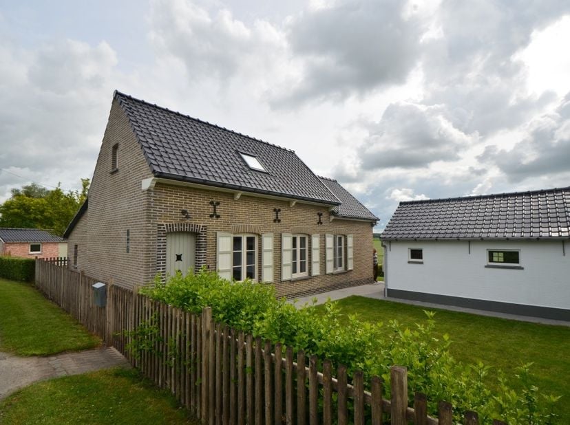 Geniet van alle rust en stilte in deze landelijk gelegen karaktervolle woning, midden van de polders.<br />
Perfect onderhouden en instapklaar.<br />