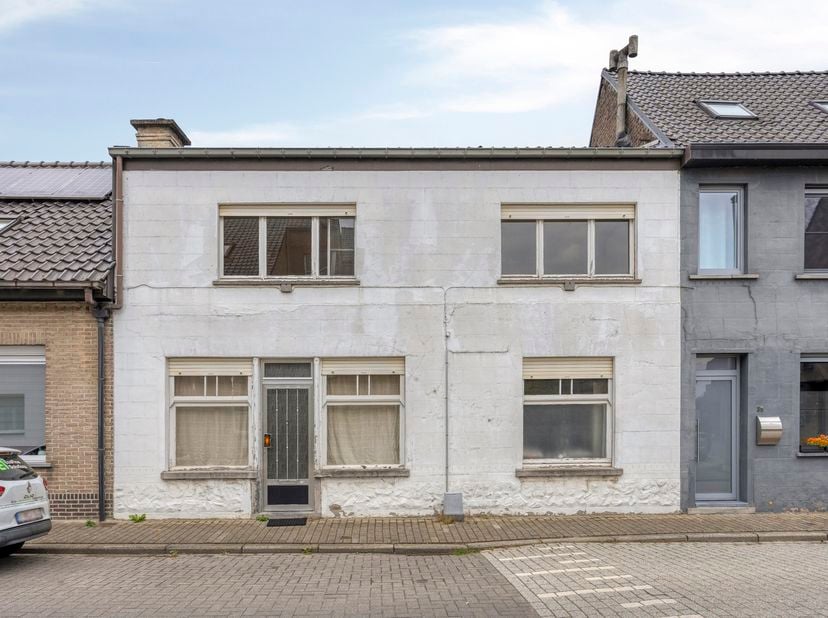 Ben je op zoek naar een ruime woning met een grote tuin en tal van mogelijkheden om naar eigen smaak te renoveren? Dan is deze halfopen bebouwing in h