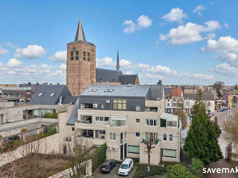 Centraler kan je moeilijk wonen.<br />
<br />
In  het hartje van Lommel, aan het recent vernieuwde Kerkplein vindt u dit gezellige appartement.<br /