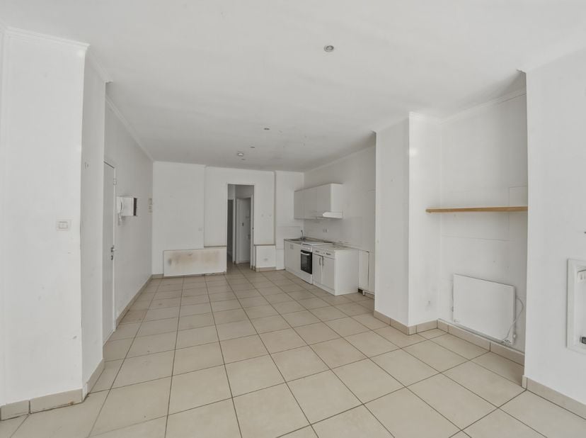 Op zoek naar een betaalbaar appartement met potentieel? Dit gelijkvloers appartement bevindt zich in het bruisende centrum van Oostende, op wandelafst