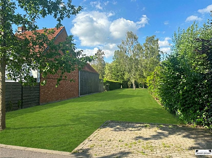 ·Locatie: Eikendreef, Gooreind, Wuustwezel<br />
·Oppervlakte: 810m²<br />
·Bestemming: Woongebied<br />
·Bouwmogelijkheden: Halfopen bebouwing<br />