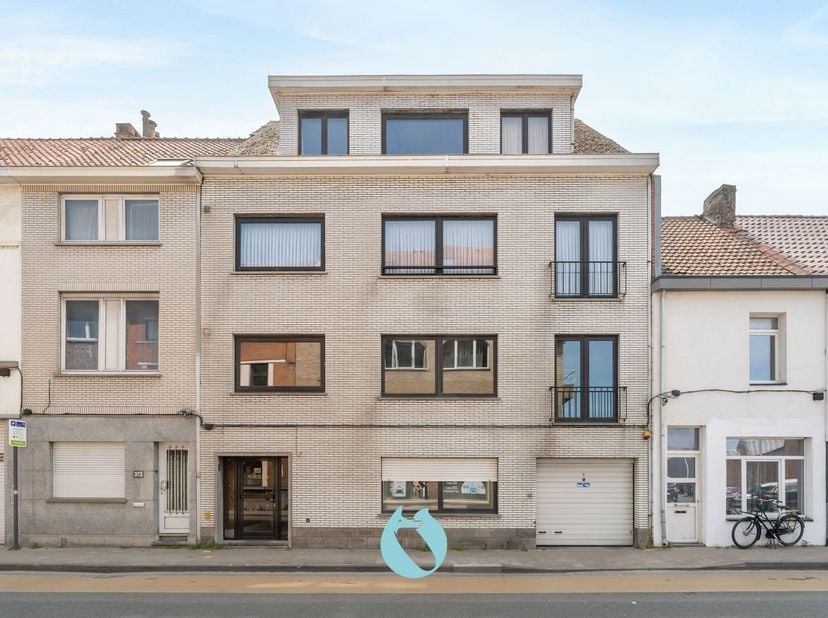 Opbrengsteigendom bestaande uit 4 appartementen, 10 garages en 4 staanplaatsen, gelegen op een strategische locatie langs de Dendermondsesteenweg in S