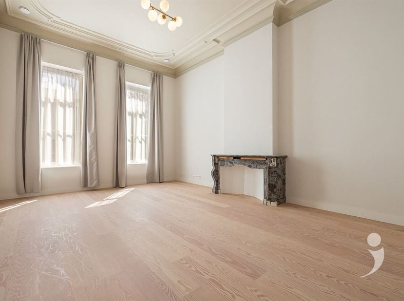 Dans un emplacement de choix, au milieu de la prestigieuse Bondgenotenlaan à Louvain, vous trouverez cet appartement exceptionnel dans un petit immeub