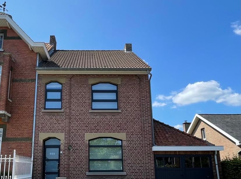 Deze charmante halfopen bebouwing met 3 slaapkamers en zonnige tuin staat te koop in het gezellige Hoepertingen.<br />
<br />
Bij het betreden van de