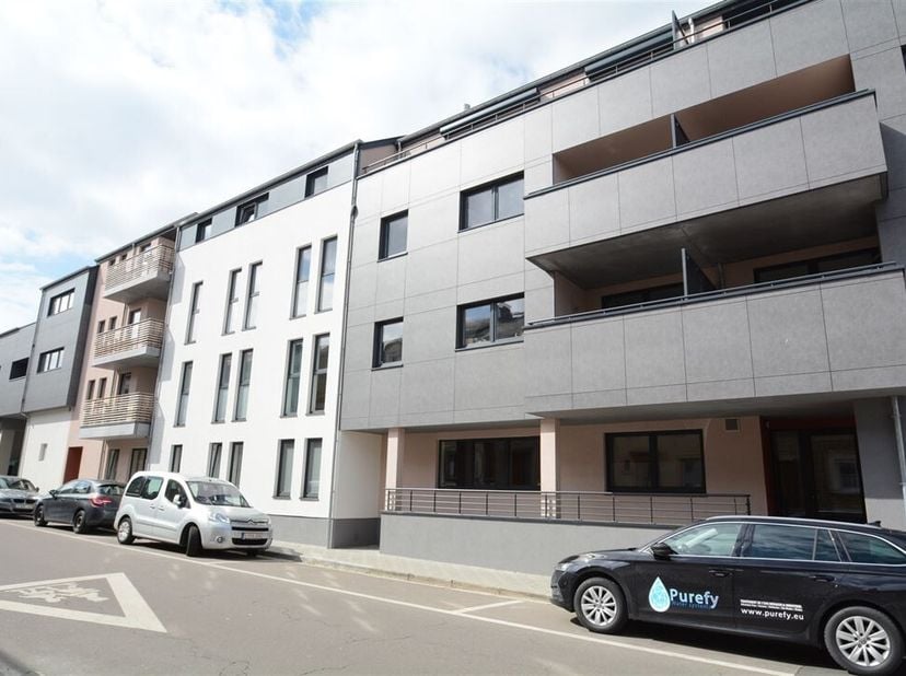 W Immobilière vous propose en location à Arlon, un splendide appartement de 112 m²  avec une grande terrasse et un jardin .Ce bien se compose comme su