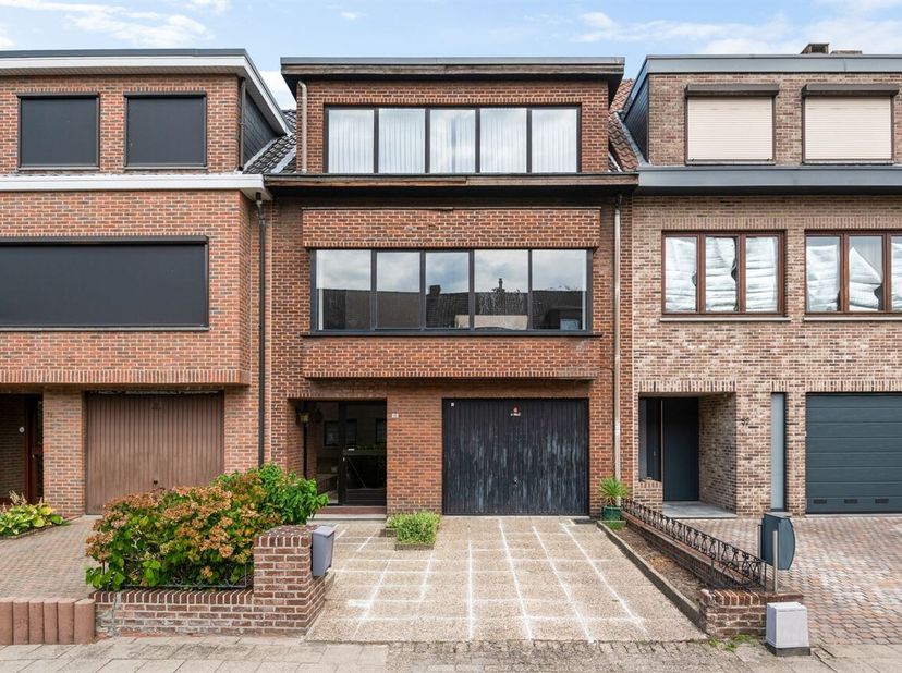 Bel-etagewoning met 3 slaapkamers, garage en tuin<br />
Deze gezinswoning met 3 slaapkamers biedt tal van mogelijkheden voor wie op zoek is naar een w