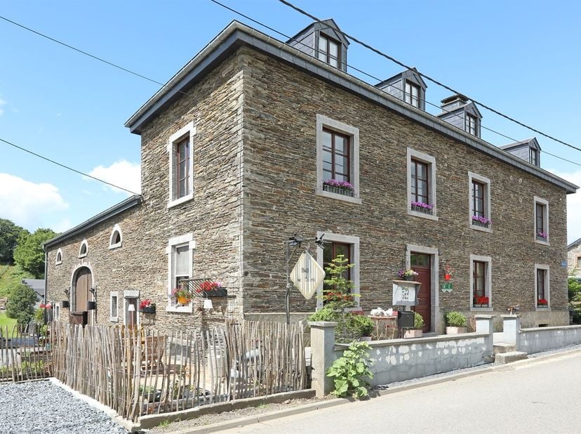 Mooi en authentiek Ardens gebouw in natuursteen uit de streek in een eigendom van 5229 m² in het dorp Dohan , deelgemeente van Bouillon, in het hart v