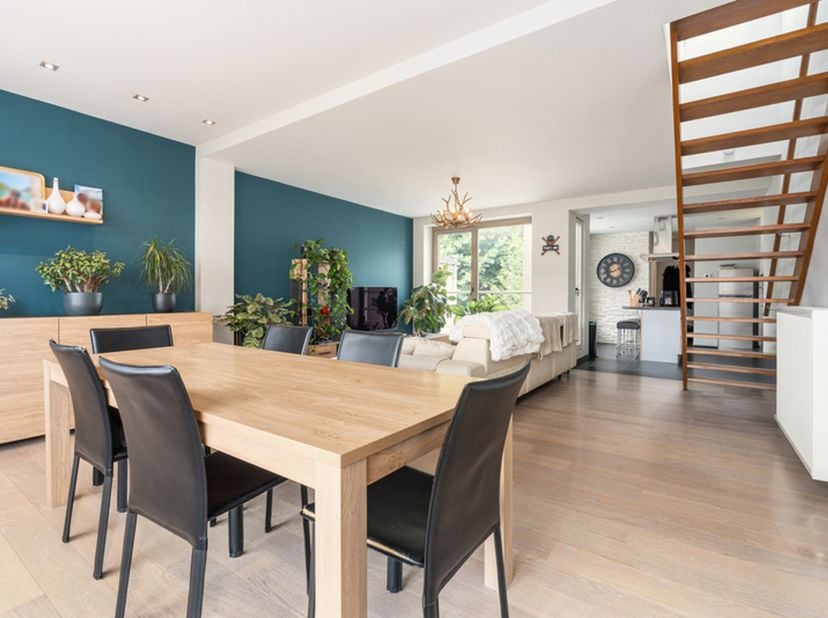 Dit instapklare duplex-appartement in de Gelijkheidstraat biedt een aangename combinatie van ruimte, licht en wooncomfort.<br />
De ruime leefruimte g