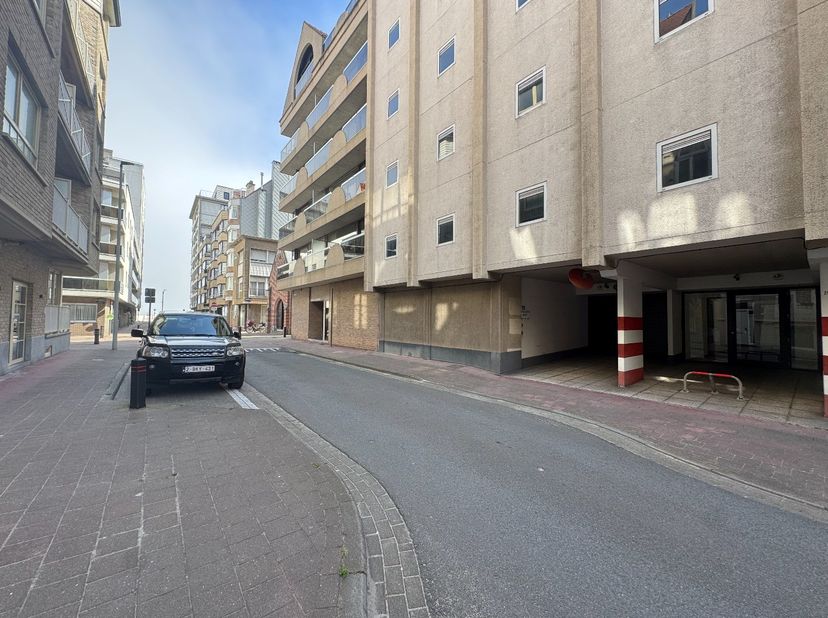 Bent U op zoek naar een garagebox op een toplocatie in Heist? Dan is dit een unieke opportuniteit. Deze garagebox bevindt zich in een zijstraat van de