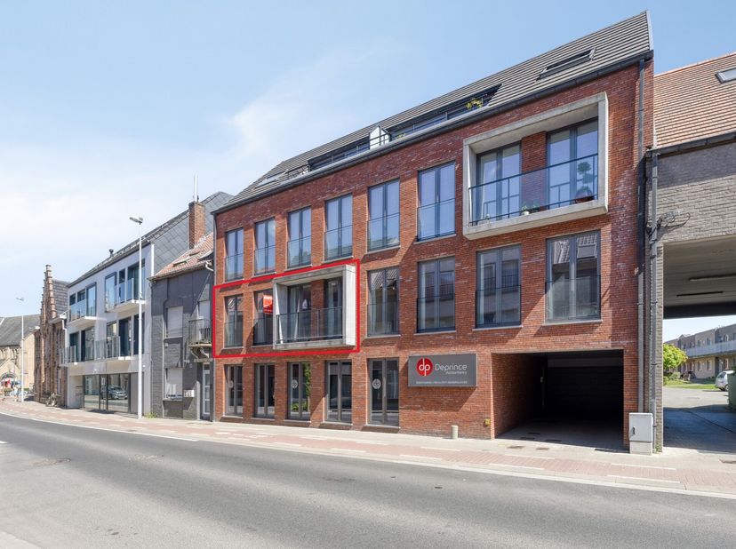 Op een uitstekende ligging, vlakbij het centrum van Staden en op wandelafstand van de markt, bevindt zich dit zeer recente en instapklare appartement.