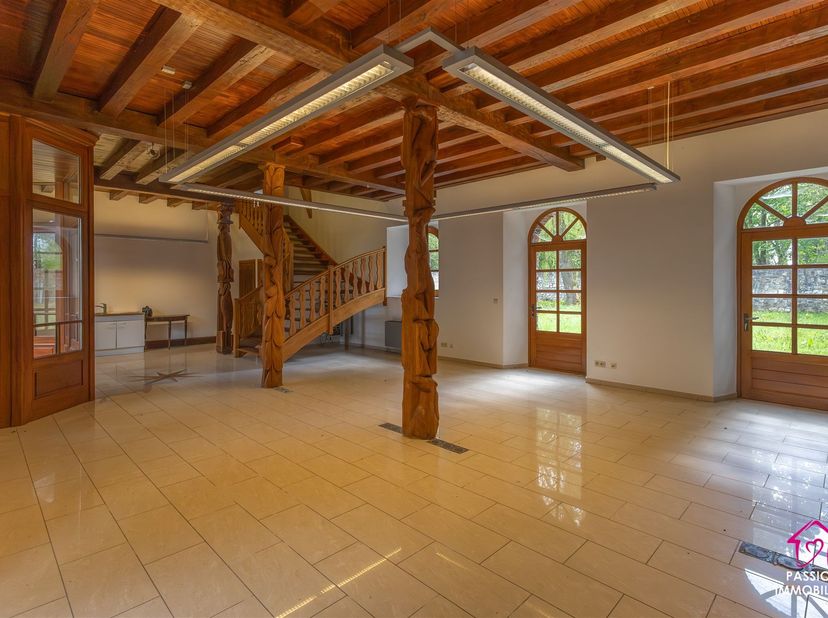 Magnifiques bureaux, idéalement situé à Gerpinnes.<br />
<br />
Ce lieu est parfait pour toutes activités de services ou professions libérales, grâc