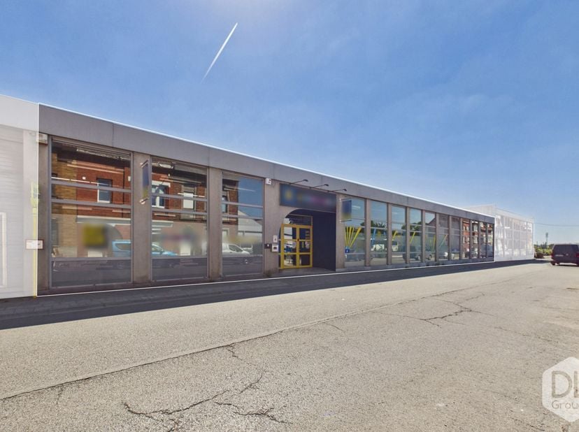 Een commerciële ruimte van 620 m²<br />
Kenmerken: Omkeerbare warmtepomp, volledig betegeld met verlichting, internetverbinding, dubbelglas aluminium