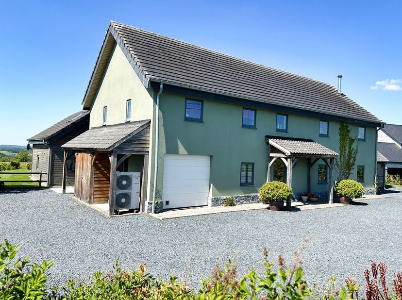 Vakantiehuis: voor 4 personen. Inkomhal, ingerichte keuken (oven, koelkast, microgolfoven, kookplaten, vaatwasser, afzuigkap), woonkamer, 2 slaapkamer