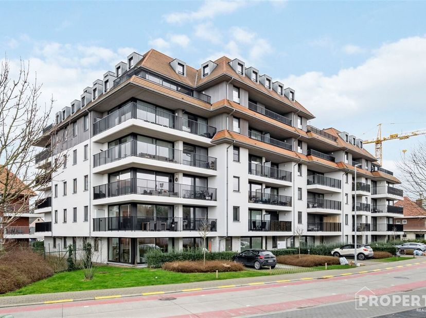Dit nieuwbouw appartement (bouwjaar 2018) met 2 slaapkamers in het centrum van Harelbeke geniet een vlotte bereikbaarheid naar de nabij gelegen gemeen
