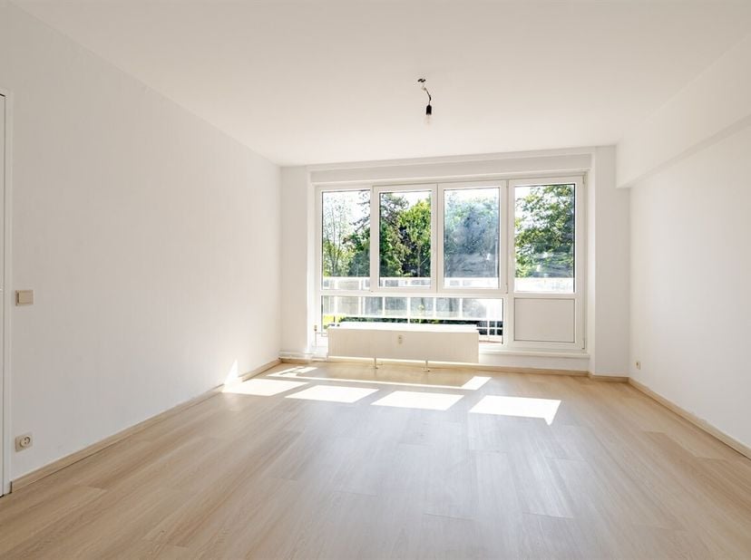 Ontdek dit aangename en lichtrijke appartement, gelegen op de eerste verdieping, met een bewoonbare oppervlakte van 55 m². Dankzij de grote raampartij