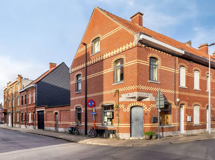 Planifiez une visite bientôt ! <br />
<br />
Une maison confortable de 3 chambres avec une cour confortable et un garage à distance de marche du centr