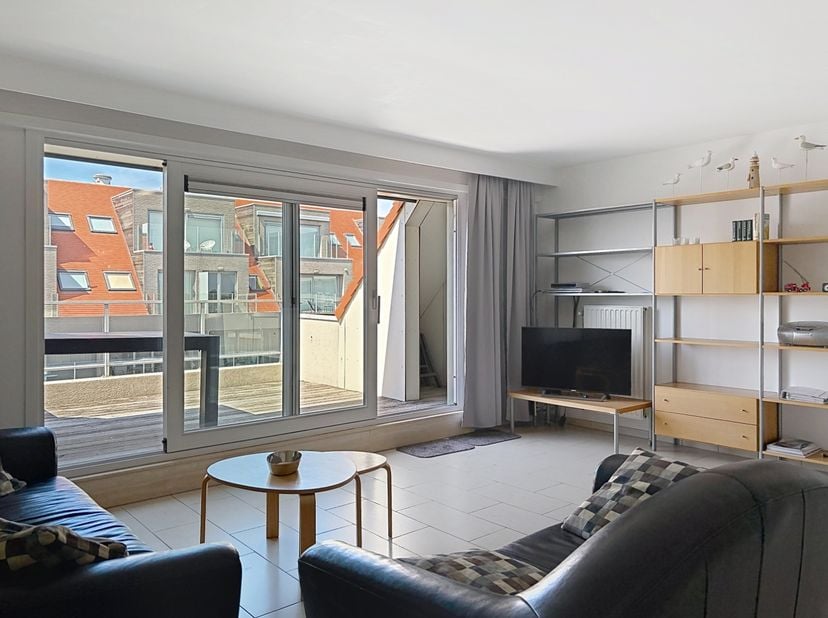 Instapklaar dakappartement gelegen op de vijfde en zesde verdieping en beschikt over twee ruime zonneterrassen, centraal gelegen in Nieuwpoort-Bad, vl